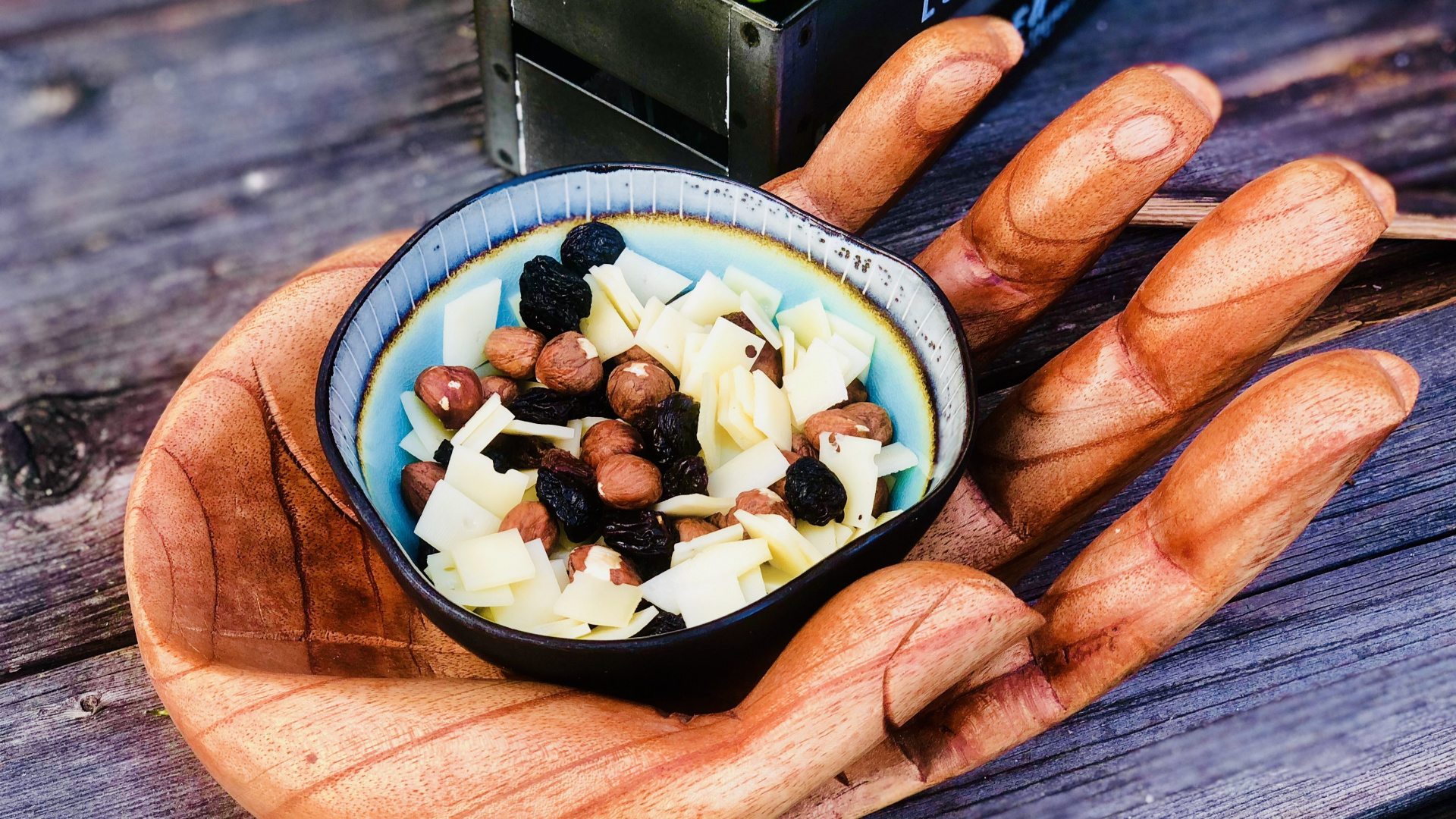 Cheese, nuts & raisins