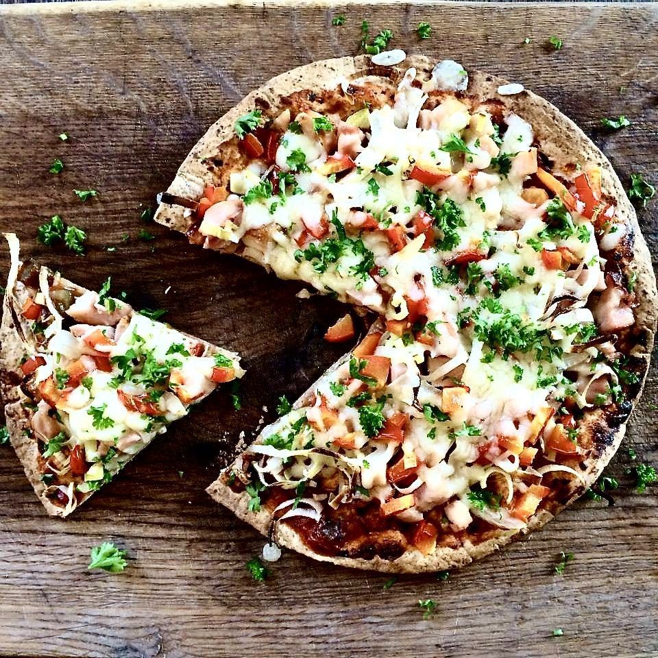 Tortilla beef pizza