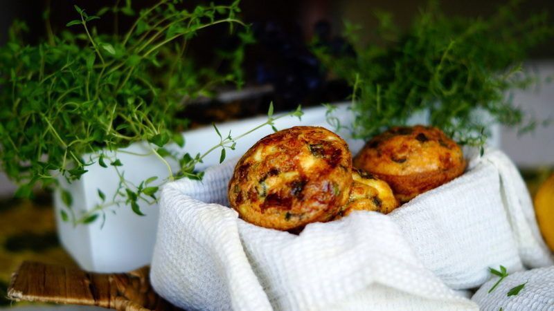 Bacon & mozzarella egg muffins