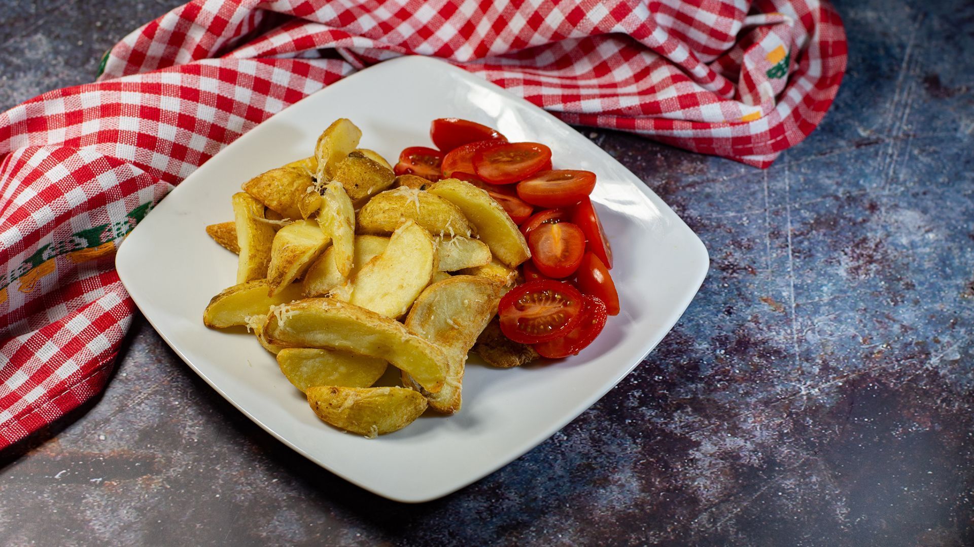 Potato wedges with tomatoes