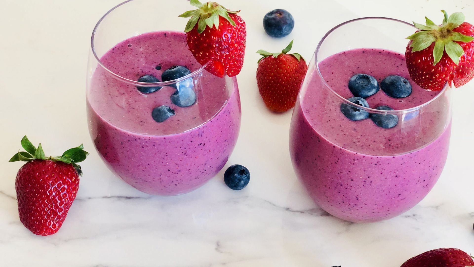 Berry & almond smoothie
