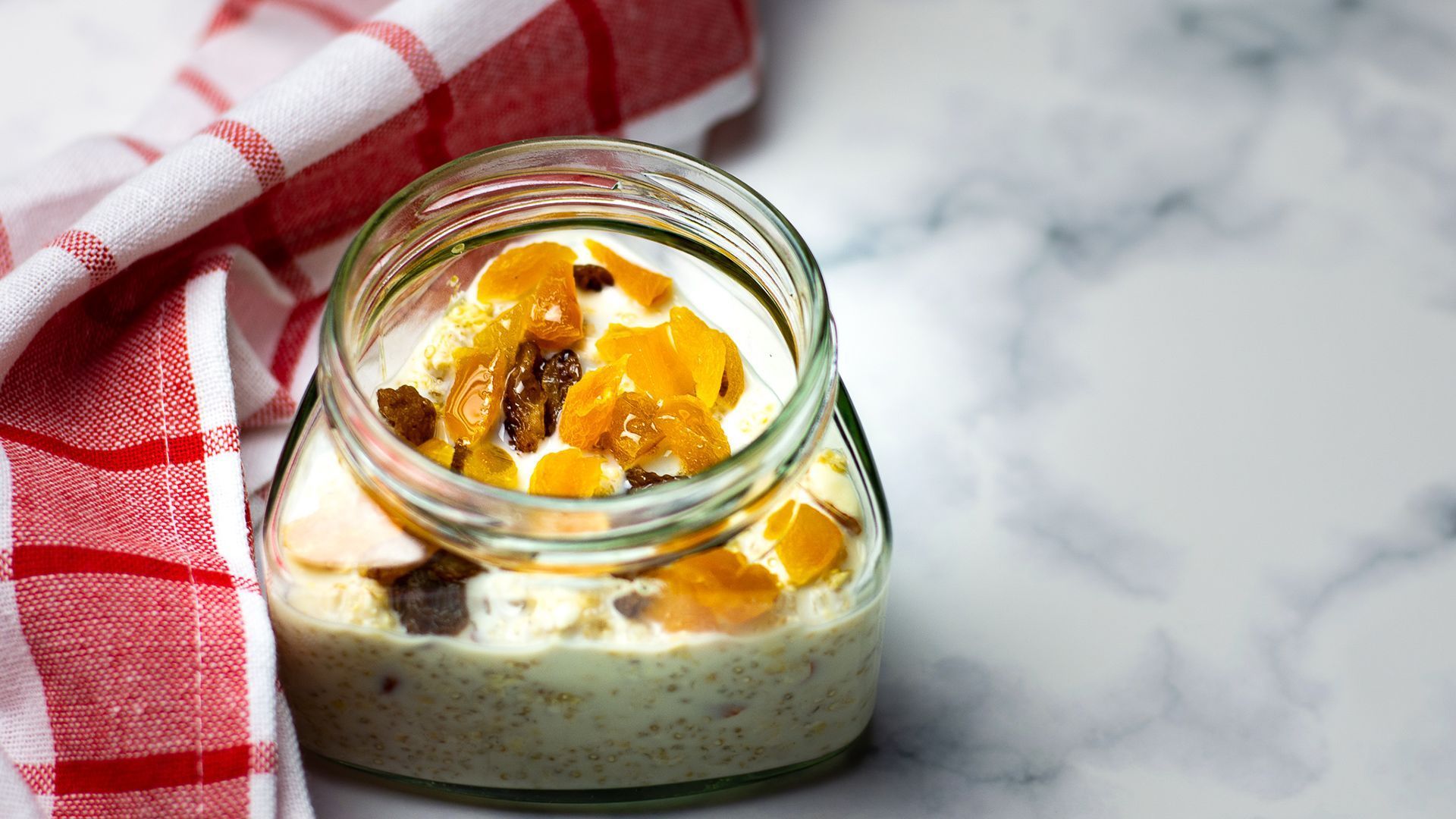 Apricot & vanilla overnight oats